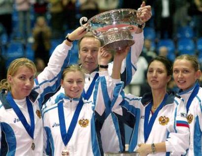 Russian tennis team Svetlana Kuznetsova (L), Vera Zvonareva (2nd L), the coach Shamil Tarpishchev, Anastasia Myskina (2nd R) and Elena Likhovtseva (R) pose with a trophy after they won the final Fed Cup tennis match in Moscow, November 28, 2004. Russia beat France 3-2.  REUTERS/Anton Denisov