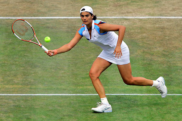 Eleni Daniilidou returns a shot to Dinara Safina of Russia during the semi-finals of the Ordina Open tennis tournament in the Dutch town of Rosmalen June 23, 2006. Eleni lost 3-6, 6-3, 4-6.