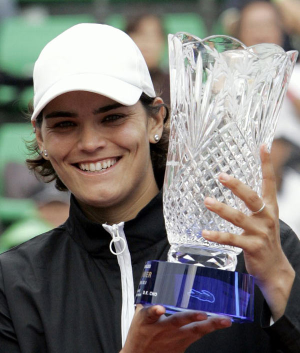 Eleni Daniilidou holds up the trophy after defeating Japan's Ai Sugiyama in their final match at the Hansol Korea Open tennis championships in Seoul on October 1, 2006