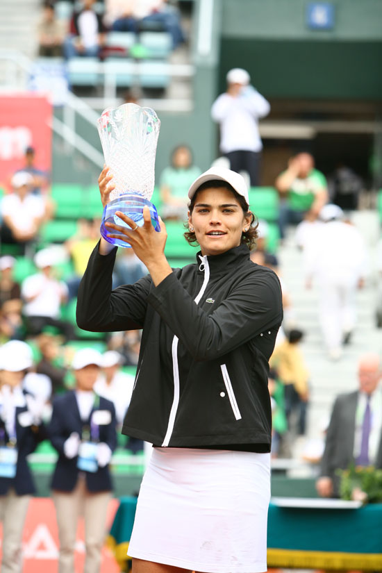 Eleni Daniilidou holds up the trophy after defeating Japan's Ai Sugiyama in their final match at the Hansol Korea Open tennis championships in Seoul on October 1, 2006